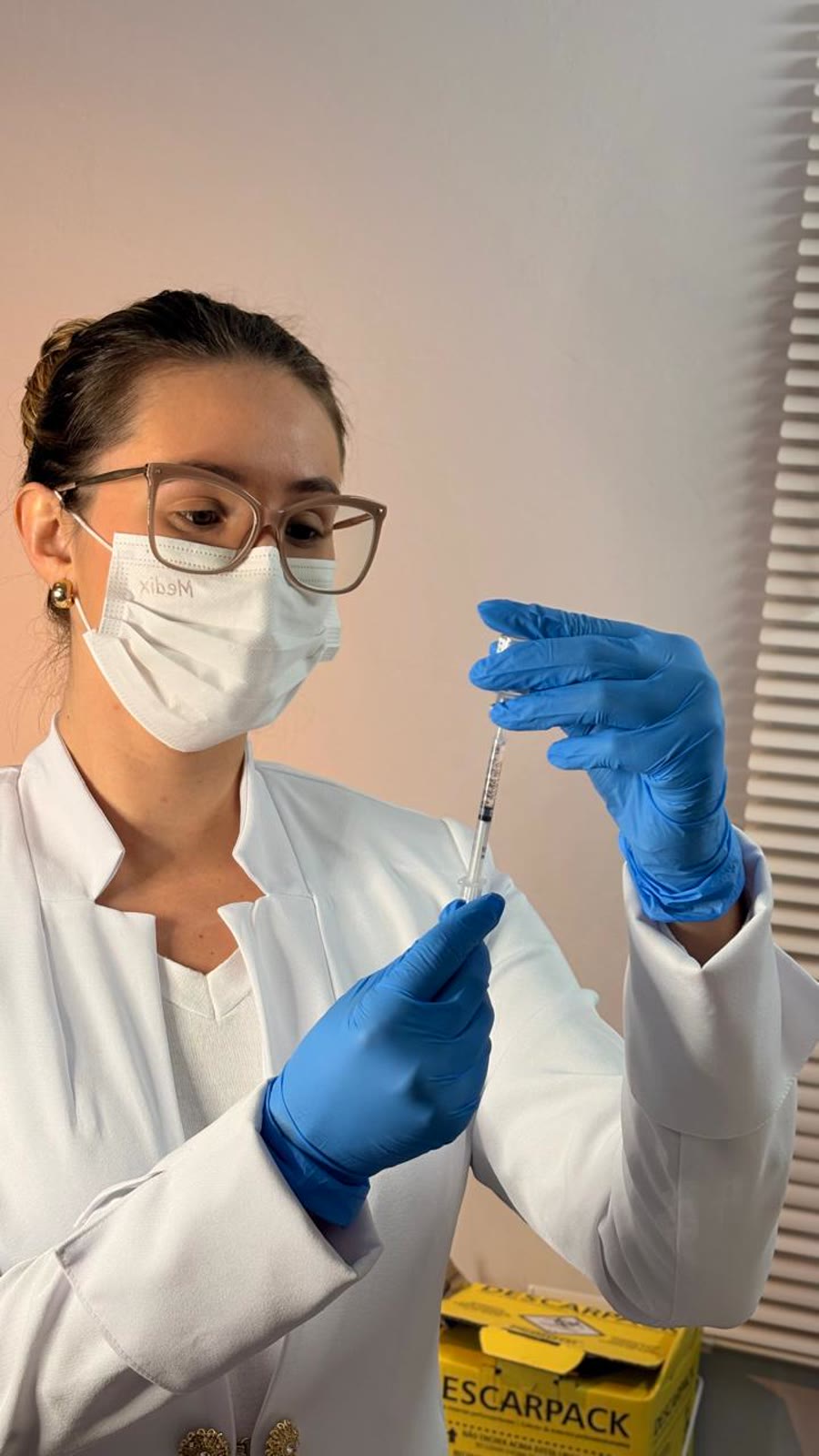Dra. Manoella Santos preparando uma aplicação